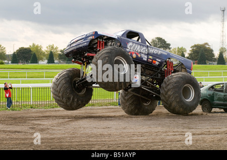 Monster truck grandi ruote camion suv suv offroader 4 da quattro 4X4 bigfoot jump jumping frantumazione frantumazione automobili auto frantumato intrattenere Foto Stock