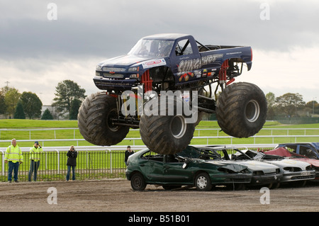 Monster truck jumping vetture frantumato in una gara Foto Stock