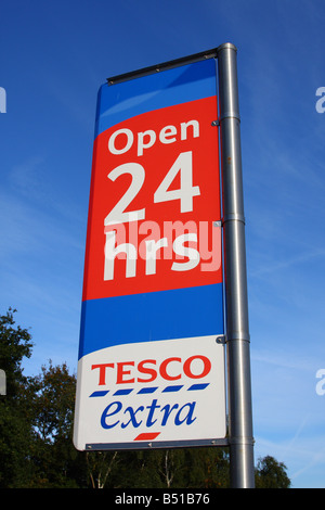 Una 24 Ore Extra Tesco store in una città del Regno Unito. Foto Stock