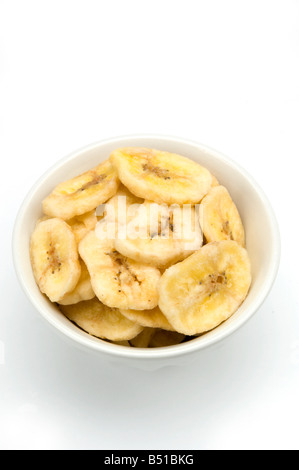 Banana chip nella ciotola bianco Foto Stock