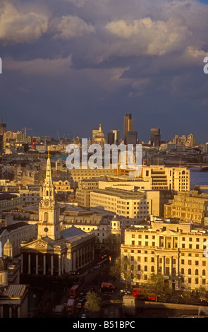 Lo skyline di Londra guardando ad est dal West End Foto Stock