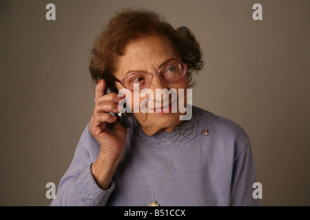 Donna senior con un telefono cellulare. Foto Stock