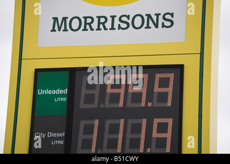 I prezzi della benzina scendono al di sotto di una libbra per litro a Morrisons stazione di riempimento Foto Stock