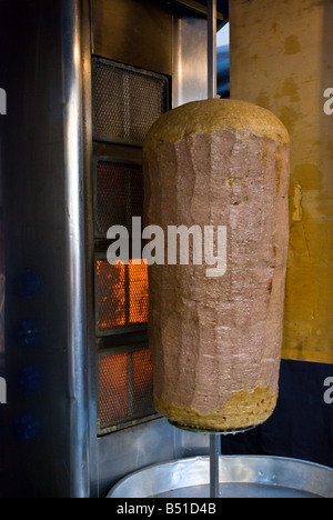 Rotolo di agnello alla griglia essendo per rendere Döner Kabob samdwichs e pasti Foto Stock