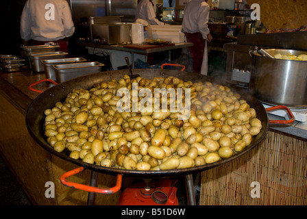 Una grande padella di tutta la patate bollite vapore nell'aria fredda al Fete des Vendanges Foto Stock