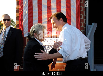 Congressista Carolyn McCarthy (D-NY) con la contea di Nassau Thomas esecutivo Suozzi (D) a Obama Rally, New York, Stati Uniti d'America, Ott15, 2008 Foto Stock