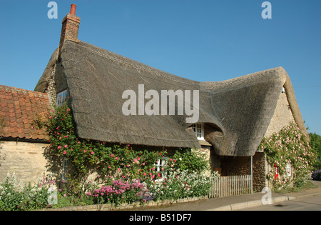 Tradizionale cottage con il tetto di paglia, Slipton, Northamptonshire, England, Regno Unito Foto Stock