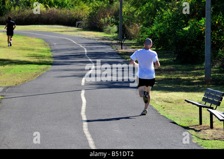 Due uomini correre per esercitare sul pubblico di percorsi a lago Hefner, Oklahoma City, Oklahoma, Stati Uniti d'America. Foto Stock