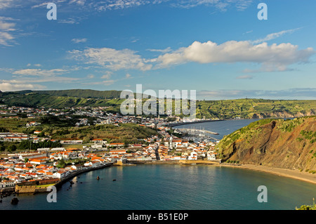 Città di Horta con Pim bay montagne e porto isola Faial Azzorre Foto Stock