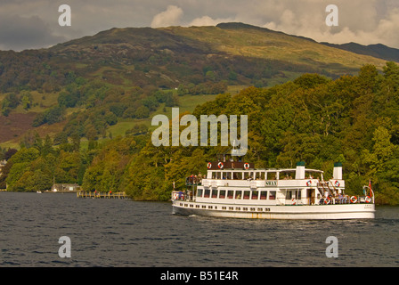 Sistema di cottura a vapore tour in barca ai turisti il lago Windermere Lake District Cumbria Regno Unito Regno Unito caduta colore di autunno foglie di modifica Foto Stock