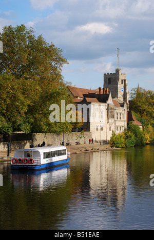 Riverside che mostra il Palazzo Arcivescovile, Fiume Medway, Maidstone Kent, England, Regno Unito Foto Stock