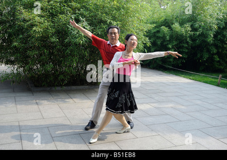 Ballo nel Parco Beihai. 16-Jun-208 Foto Stock