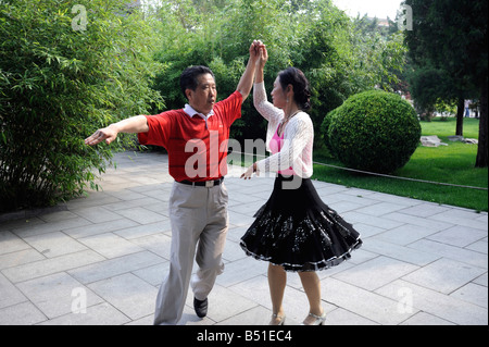 Ballo nel Parco Beihai. 16-Jun-208 Foto Stock