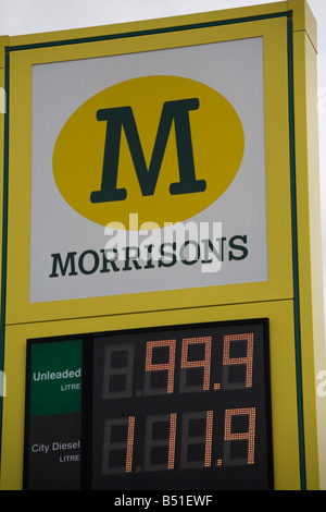 I prezzi della benzina scendono al di sotto di una libbra per litro a Morrisons stazione di riempimento Tiverton Foto Stock