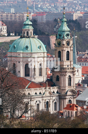 St Nikolas - uno dei più importanti edifici del Barocco di Praga con una cupola dominante e campanile. Foto Stock