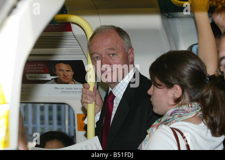 Willesden Green Metropolitana Stazione di Londra 11 luglio 2005 Ken Livingstone sindaco di Londra commissioni un tubo il treno per il suo modo di lavorare oggi solo pochi giorni dopo la metropolitana di Londra è stato colpito dalle bombe Luglio 2005 Foto Stock