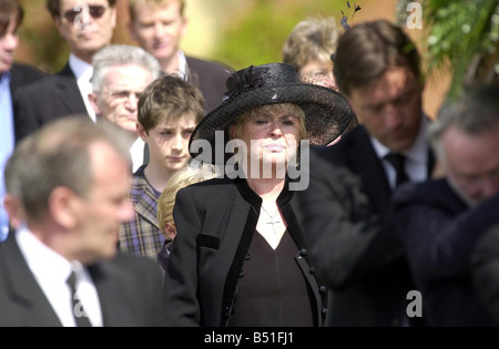 Caron Keating funerale Aprile 2004 Chiesa di St Peters nel parco del castello di Hever nel Kent foto mostra madre Gloria Hunniford pallbearer Richard Madeley Foto Stock