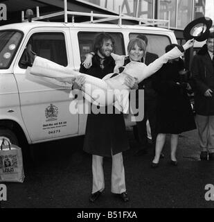 Lulu arrivando all'aeroporto di Heathrow Mar 1969 UK Eurovision Song Contest concorrente 1969 ha vinto il concorso di Madrid che viene sollevato dal marito Maurice Gibb Foto Stock