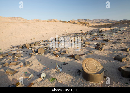 Lattine di lattina scartato nelle montagne del deserto del Sinai vicino a Dahab in Egitto Foto Stock