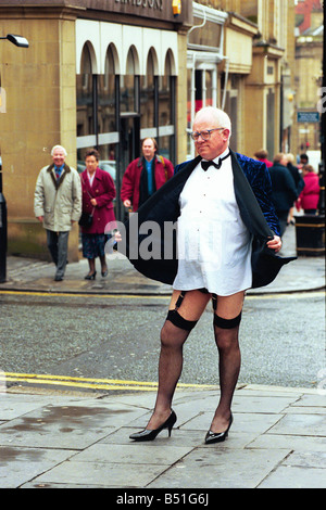 Attore Ken Morley che sta emergendo in The Rocky Horror Show presso il Teatro Royal Newcastle Foto Stock