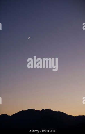 Una nuova luna sulle montagne del deserto del Sinai in Egitto Foto Stock