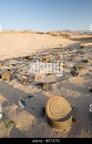 Spazzatura nelle montagne del deserto del Sinai vicino a Dahab in Egitto Foto Stock