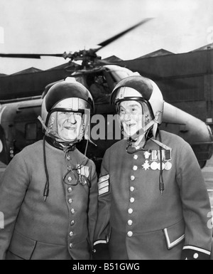 Titolare di pensione o di rendita piloti;due helmeted Chelsea pensionati sono pronti per il loro primo viaggio in elicottero. È stata una improvvisa per il volo per il 74-anno-vecchio Sapper Charles Lee(a destra) e il sergente Richard Oakley, 75(a sinistra). Agosto 1963 P000217; Foto Stock