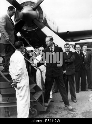 Il Duca di Edimburgo arriva al dispositivo SBAC battenti mostrano a Farnborough, Hants. Lasciando la Gran Bretagna il più recente piano di passeggero, il Britannia. Settembre 1952 P000126; Foto Stock