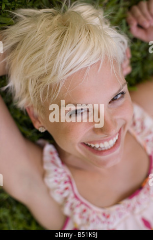 In primo piano della donna sdraiata sull'erba Foto Stock