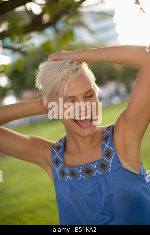 Ritratto di donna a ridere con gli occhi chiusi Foto Stock