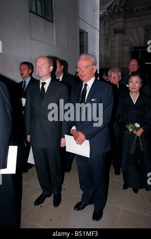 Rupert Murdoch Settembre 98 arriva per il funerale di Lord Rothermere a St Brides Chiesa a Londra in piedi accanto al leader conservatore William Hague Foto Stock