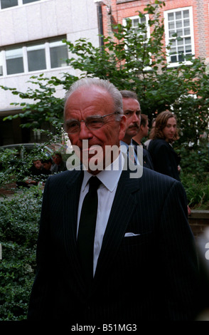 Rupert Murdoch Settembre 98 arriva per il funerale di Lord Rothermere a St Brides Chiesa a Londra con la lingua fuori Foto Stock