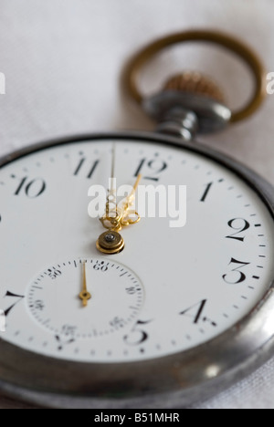 Antico orologio da tasca che mostra da cinque a dodici Foto Stock