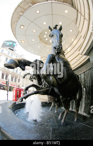 I quattro cavalli di bronzo di Helios Haymarket Piccadilly Circus Central London Regno Unito Foto Stock