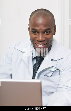 Medico seduto alla scrivania Foto Stock