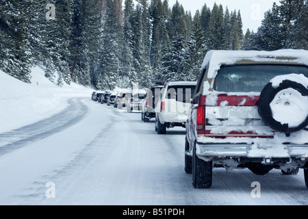 Auto Backup su strada innevata Foto Stock