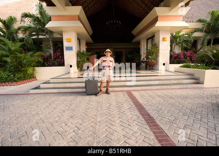 Il fattorino in attesa fuori l'Hotel Riviera Maya, Messico Foto Stock