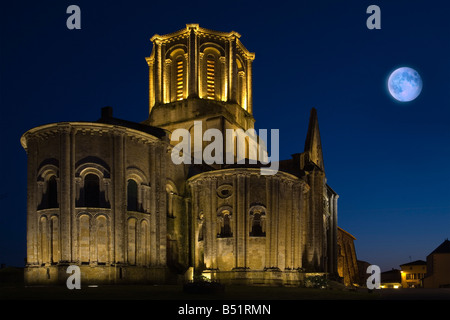 Chiesa di notte, Vouvant, Francia Foto Stock