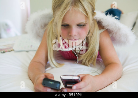 Ragazza giovane ascolto di musica Foto Stock