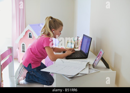 Ragazza facendo il suo dovere Foto Stock