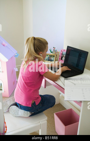 Ragazza giovane facendo il suo dovere Foto Stock