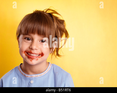 Ritratto di ragazza con gli Spaghetti in Salsa di faccia Foto Stock