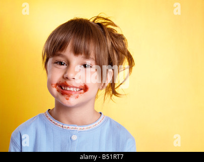 Ritratto di ragazza con gli Spaghetti in Salsa di faccia Foto Stock