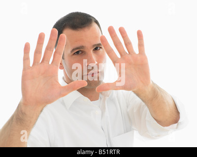 Ritratto di uomo con le mani davanti al viso Foto Stock