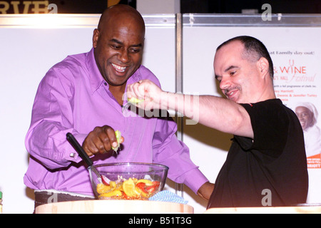 Belfast cibo e vino Festival presso il re s Hall Giugno 2002 Ainsley Harriott consente di cucinare un piatto speciale con l aiuto di Belfast uomo Peter Kennedy in apertura di Belfast cibo e vino in festa nel re s Hall Foto Stock