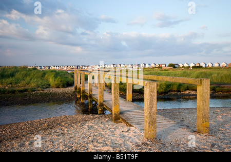 Ponte in legno sul torrente che conduce alla spiaggia di capanne sulla testa Hengistbury, Dorset, England, Regno Unito Foto Stock