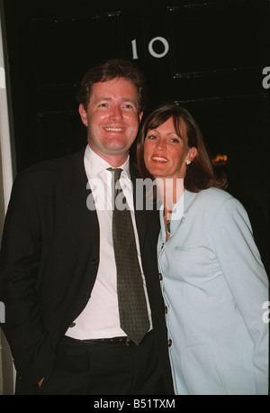 Piers Morgan Editor a specchio con la moglie per luglio 1997 in piedi fuori porta al numero dieci di Downing Street in arrivo per un partito svoltasi dal Primo Ministro Foto Stock