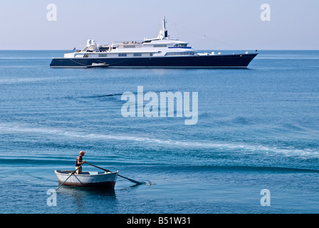 Yacht di lusso "l'unico" ( Lurssen carinzia VI) e poveri pescatore in contrasto nella baia di Gallipoli, Foto Stock