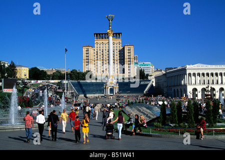 Persone in Maidan Nezalezhnosti Piazza Indipendenza a Kiev, Ucraina Foto Stock