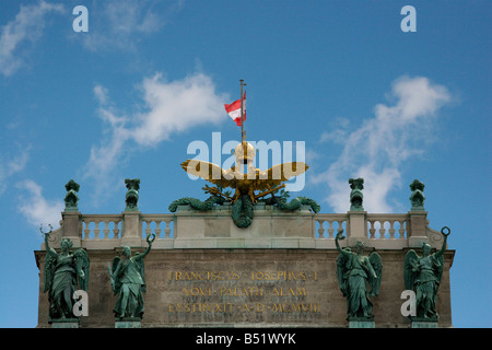 Bandiera austriaca con aquila bidirezionale e corona imperiale nella Hofburg di Vienna Foto Stock